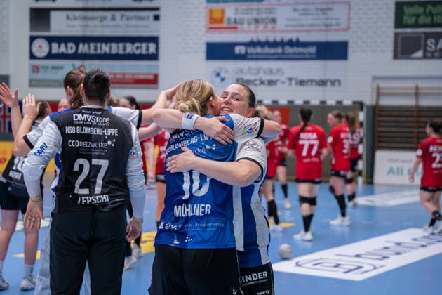 HSG Blomberg-Lippe (GER) vs. Thueringer HC (GER) Handball, 1. Handball Bundesliga Frauen, Halbfinale, Spiel 3, 9.5.2026, Saision 2025 2026, Blomberg Maxi Muehlner (HSG Blomberg-Lippe, 10) und Diana Magnusdottir (HSG Blomberg-Lippe, 07) freuen sich nach dem Sieg gegen den Thueringer HC (GER) und dem Einzug ins Finale Blomberg Sporthalle an der Ulmenallee Deutschland