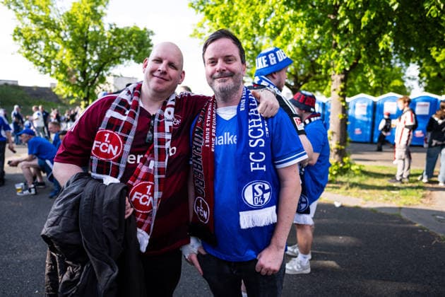09.05.2026, Fussball, 2. Bundesliga, Saison 2025 2026, 32. Spieltag, 1.FC Nürnberg - FC Schalke 04, Fans des FC Schalke 04 auf dem zum Auswärtsspiel gegen den 1.FC Nürnberg. xRHR-FOTO YYx