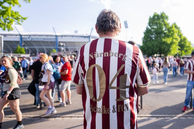 09.05.2026, Fussball, 2. Bundesliga, Saison 2025 2026, 32. Spieltag, 1.FC Nürnberg - FC Schalke 04, Fans auf dem Weg zum Spiel, xRHR-FOTO YYx