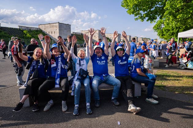 09.05.2026, Fussball, 2. Bundesliga, Saison 2025 2026, 32. Spieltag, 1.FC Nürnberg - FC Schalke 04, Fans auf dem Weg zum Spiel, xRHR-FOTO YYx