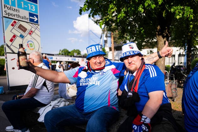 09.05.2026, Fussball, 2. Bundesliga, Saison 2025 2026, 32. Spieltag, 1.FC Nürnberg - FC Schalke 04, Fans auf dem Weg zum Spiel, xRHR-FOTO YYx