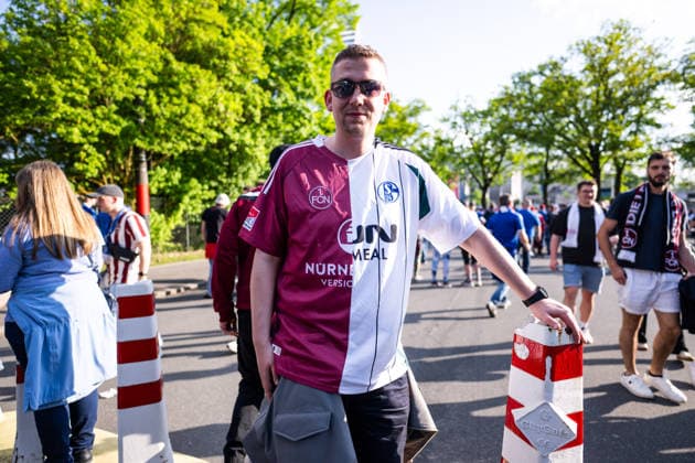 09.05.2026, Fussball, 2. Bundesliga, Saison 2025 2026, 32. Spieltag, 1.FC Nürnberg - FC Schalke 04, Fans des FC Schalke 04 auf dem zum Auswärtsspiel gegen den 1.FC Nürnberg. Trikot Fan-Freundschaft, xRHR-FOTO YYx