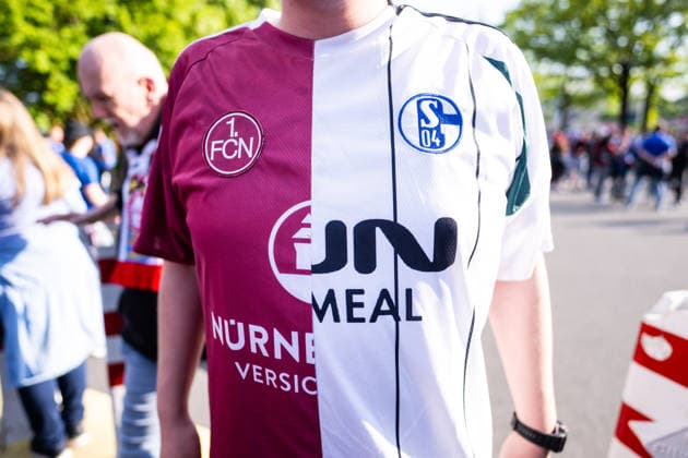 09.05.2026, Fussball, 2. Bundesliga, Saison 2025 2026, 32. Spieltag, 1.FC Nürnberg - FC Schalke 04, Fans des FC Schalke 04 auf dem zum Auswärtsspiel gegen den 1.FC Nürnberg. Trikot Fan-Freundschaft, xRHR-FOTO YYx