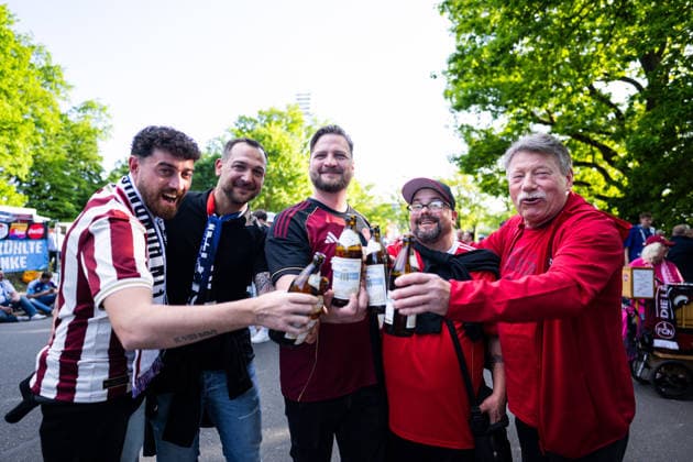09.05.2026, Fussball, 2. Bundesliga, Saison 2025 2026, 32. Spieltag, 1.FC Nürnberg - FC Schalke 04, Fans auf dem Weg zum Spiel 1.FC Nürnberg. xRHR-FOTO YYx
