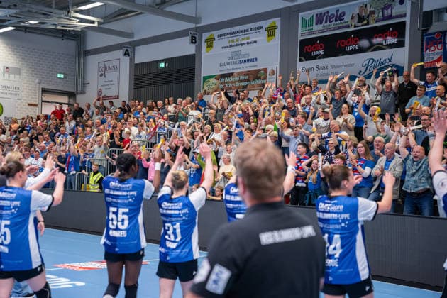 HSG Blomberg-Lippe (GER) vs. Thueringer HC (GER) Handball, 1. Handball Bundesliga Frauen, Halbfinale, Spiel 3, 9.5.2026, Saision 2025 2026, Blomberg Die Fans der HSG Blomberg-Lippe (GER) jubeln mit den Spielerinnen nach dem Sieg gegen den Thueringer HC (GER) und dem Einzug ins Finale Blomberg Sporthalle an der Ulmenallee Deutschland