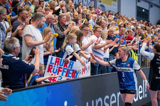HSG Blomberg-Lippe (GER) vs. Thueringer HC (GER) Handball, 1. Handball Bundesliga Frauen, Halbfinale, Spiel 3, 9.5.2026, Saision 2025 2026, Blomberg Die Fans der HSG Blomberg-Lippe (GER) jubeln mit Laura Rueffieux (HSG Blomberg-Lippe, 03) nach dem Sieg gegen den Thueringer HC (GER) und dem Einzug ins Finale Blomberg Sporthalle an der Ulmenallee Deutschland