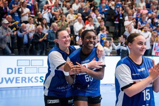 HSG Blomberg-Lippe (GER) vs. Thueringer HC (GER) Handball, 1. Handball Bundesliga Frauen, Halbfinale, Spiel 3, 9.5.2026, Saision 2025 2026, Blomberg Diana Magnusdottir (HSG Blomberg-Lippe, 07) und Farrelle Njinkeu (HSG Blomberg-Lippe, 55) feiern nach dem Sieg gegen den Thueringer HC (GER) und dem Einzug ins Finale Blomberg Sporthalle an der Ulmenallee Deutschland