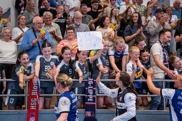 HSG Blomberg-Lippe (GER) vs. Thueringer HC (GER) Handball, 1. Handball Bundesliga Frauen, Halbfinale, Spiel 3, 9.5.2026, Saision 2025 2026, Blomberg Die Einlaufkinder freuen sich nach dem Sieg gegen den Thueringer HC (GER) und dem Einzug ins Finale. Ein Schild fuer Alexia Hauf (HSG Blomberg-Lippe, 31) Blomberg Sporthalle an der Ulmenallee Deutschland