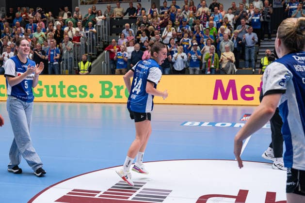 HSG Blomberg-Lippe (GER) vs. Thueringer HC (GER) Handball, 1. Handball Bundesliga Frauen, Halbfinale, Spiel 3, 9.5.2026, Saision 2025 2026, Blomberg Ona Vegue (HSG Blomberg-Lippe, 14) feiert nach dem Sieg gegen den Thueringer HC (GER) und dem Einzug ins Finale Blomberg Sporthalle an der Ulmenallee Deutschland