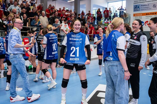 HSG Blomberg-Lippe (GER) vs. Thueringer HC (GER) Handball, 1. Handball Bundesliga Frauen, Halbfinale, Spiel 3, 9.5.2026, Saision 2025 2026, Blomberg Nieke Kuehne (HSG Blomberg-Lippe, 09) freut sich nach dem Sieg gegen den Thueringer HC (GER) und dem Einzug ins Finale mit dem Trikot von Nuria Bucher (HSG Blomberg-Lippe, 21) Blomberg Sporthalle an der Ulmenallee Deutschland