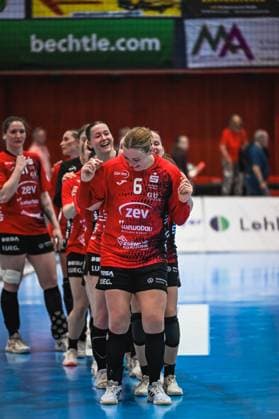 Szene mit 6; BSV Sachsen Zwickau, Lilly Jansen (11; BSV Sachsen Zwickau), Silje Brons Petersen (23; BSV Sachsen Zwickau) und laura szabo (7; BSV Sachsen Zwickau) Jubel mit 6; BSV Sachsen Zwickau und Team