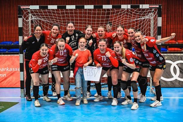 Szene mit Victoria Hasselbusch (31; BSV Sachsen Zwickau), Lilly Jansen (11; BSV Sachsen Zwickau), Jasmina Gierke (13; BSV Sachsen Zwickau), Charlotte Kehr (17; BSV Sachsen Zwickau), Lea-Sophie Walkowiak (25; BSV Sachsen Zwickau), Zoe Stens (73; BSV Sachsen Zwickau) und laura szabo (7; BSV Sachsen Zwickau) Jubel mit Victoria Hasselbusch (31; BSV Sachsen Zwickau) und Team