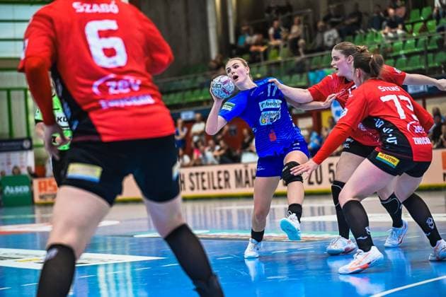 Szene mit Lynn Holtman (17; Union Neckarsulm) und Zoe Stens (73; BSV Sachsen Zwickau) Szene mit Lynn Holtman (17; Sport-Union Neckarsulm) und Zoe Stens (73; BSV Sachsen Zwickau)