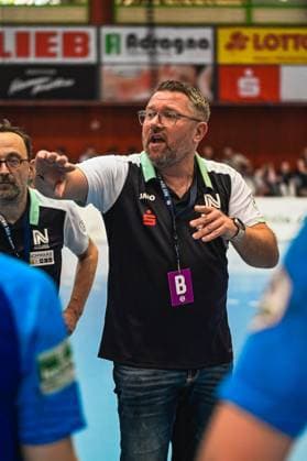Szene mit Thomas Zeitz (999; Union Neckarsulm) und Gernot Drossel (998; Sport-Union Neckarsulm) in der Ballei Besprechung mit Thomas Zeitz (999; Sport-Union Neckarsulm) und Gernot Drossel (998; Sport-Union Neckarsulm)
