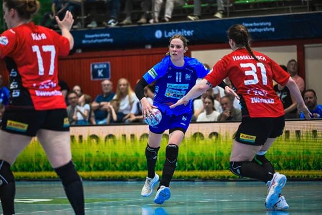 Szene mit Annefleur Bruggeman (11; Union Neckarsulm), Charlotte Kehr (17; BSV Sachsen Zwickau) und Victoria Hasselbusch (31; BSV Sachsen Zwickau) Szene mit Annefleur Bruggeman (11; Sport-Union Neckarsulm) und Gegnerinnen