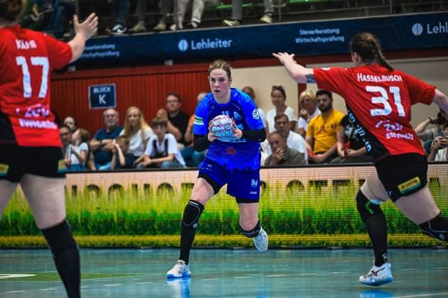 Szene mit Annefleur Bruggeman (11; Union Neckarsulm) und Victoria Hasselbusch (31; BSV Sachsen Zwickau) Szene mit Annefleur Bruggeman (11; Sport-Union Neckarsulm) und Victoria Hasselbusch (31; BSV Sachsen Zwickau)