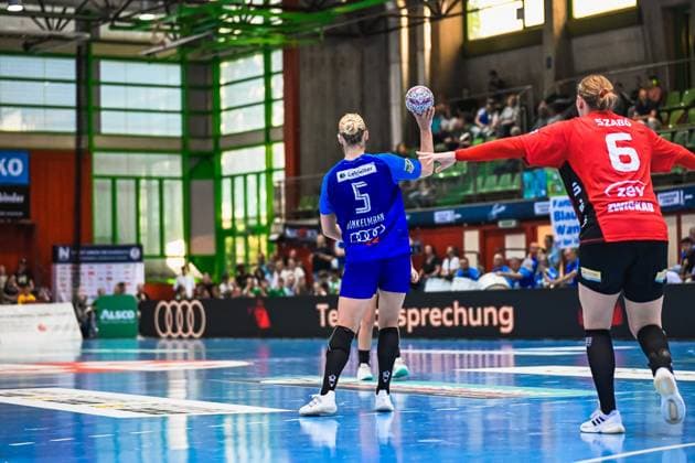 Szene mit Kim Hinkelmann (5; Union Neckarsulm) und 6; BSV Sachsen Zwickau in der Ballei Szene mit Kim Hinkelmann (5; Sport-Union Neckarsulm) und 6; BSV Sachsen Zwickau