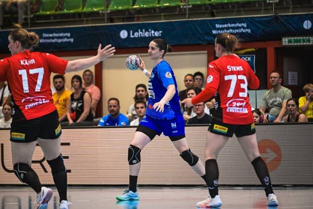 Szene mit Merle Albers (39; Union Neckarsulm), Charlotte Kehr (17; BSV Sachsen Zwickau) und Zoe Stens (73; BSV Sachsen Zwickau) Szene mit Merle Albers (39; Sport-Union Neckarsulm) und Gegnerinnen