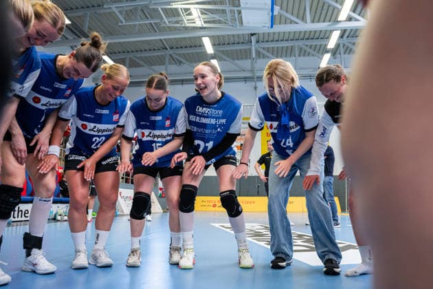 HSG Blomberg-Lippe (GER) vs. Thueringer HC (GER) Handball, 1. Handball Bundesliga Frauen, Halbfinale, Spiel 3, 9.5.2026, Saision 2025 2026, Blomberg Die Spielerinnen der HSG Blomberg-Lippe (GER) feiern nach dem Sieg gegen den Thueringer HC (GER) und dem Einzug ins Finale. Im Bild: Judith Tietjen (HSG Blomberg-Lippe, 22), Carolin Jaron (HSG Blomberg-Lippe, 15), Nieke Kuehne (HSG Blomberg-Lippe, 09) Marie Michalczik (HSG Blomberg-Lippe, 24) Blomberg Sporthalle an der Ulmenallee Deutschland