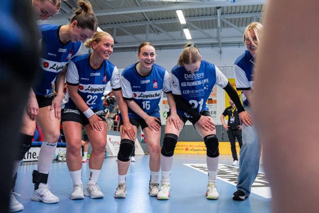 HSG Blomberg-Lippe (GER) vs. Thueringer HC (GER) Handball, 1. Handball Bundesliga Frauen, Halbfinale, Spiel 3, 9.5.2026, Saision 2025 2026, Blomberg Die Spielerinnen der HSG Blomberg-Lippe (GER) feiern nach dem Sieg gegen den Thueringer HC (GER) und dem Einzug ins Finale. Im Bild: Judith Tietjen (HSG Blomberg-Lippe, 22), Carolin Jaron (HSG Blomberg-Lippe, 15), Nieke Kuehne (HSG Blomberg-Lippe, 09) Blomberg Sporthalle an der Ulmenallee Deutschland