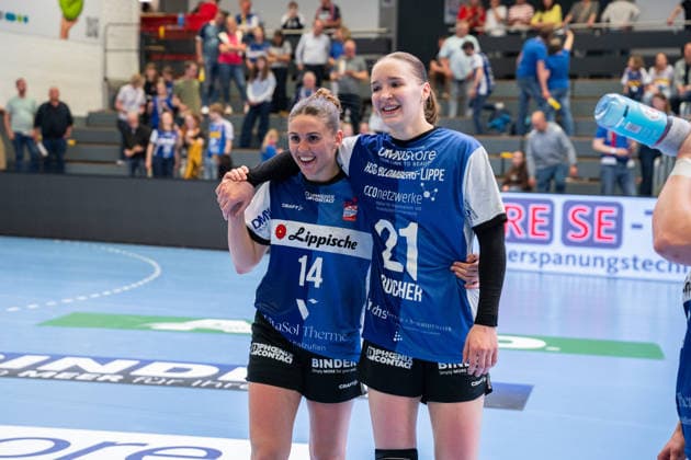 HSG Blomberg-Lippe (GER) vs. Thueringer HC (GER) Handball, 1. Handball Bundesliga Frauen, Halbfinale, Spiel 3, 9.5.2026, Saision 2025 2026, Blomberg Ona Vegue (HSG Blomberg-Lippe, 14) und Nieke Kuehne (HSG Blomberg-Lippe, 09) freuen sich nach dem Sieg gegen den Thueringer HC (GER) und dem Einzug ins Finale Blomberg Sporthalle an der Ulmenallee Deutschland