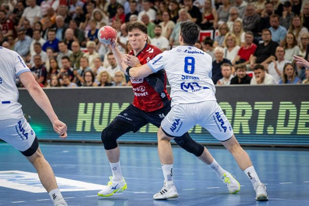 DAIKIN HBL: SG Flensburg-Handewitt vs TBV Lemgo Lippe; 09.05.26 Lasse Kjaer Moller (Nr.64, SG Flensburg-Handewitt) gegen Frederik Simak (Nr.08, TBV Lemgo-Lippe) DAIKIN HBL: SG Flensburg-Handewitt vs TBV Lemgo Lippe, GP JOULE Arena am 09.05.26 Copyright: xBEAUTIFULxSPORTS MarioxM.xKobergx