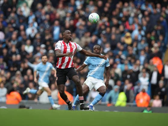 21.02.2026 Manchester City v Brentford, Premier League, Etihad Stadium, Manchester Times Photographer Bradley Ormesher. 09.05.2026 Manchester City v Brentford, Premier League, Michael Kayode of Brentford watched by Jeremy Doku of Manchester City Times Photographer Bradley Ormesher.  Copyright: xBradleyxOrmesherx NINTCHDBPICT001079406515