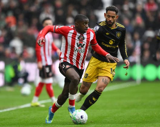 Noah Sadiki of Sunderland fends off Matheus Cunha of Manchester United, ManU during the Premier League 2025 26 League match between Sunderland and Manchester United at Stadium of Light on May 9th, 2026 in Sunderland, England. Copyright: xRichardxLee SportsxPressxPhotox Sportspressphoto_SPR143251