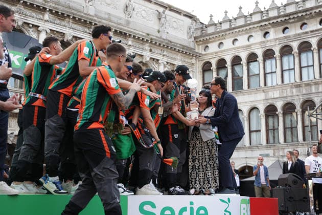 IPA84521268 - Celebrations by Venezia FC and its fans after winning the Serie BKT championship and securing promotion to Serie A on 9 May, 2026, Venezia, Italy  Copyright: xMattiaxRadoni IPAxSportx xx 84521268