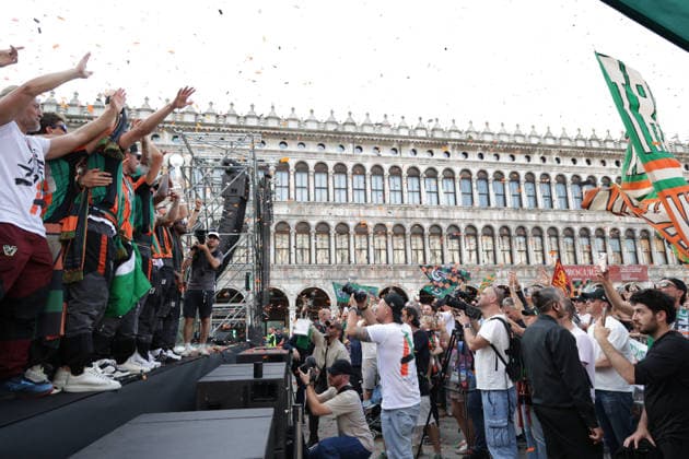 IPA84521276 - Celebrations by Venezia FC and its fans after winning the Serie BKT championship and securing promotion to Serie A on 9 May, 2026, Venezia, Italy  Copyright: xMattiaxRadoni IPAxSportx xx 84521276