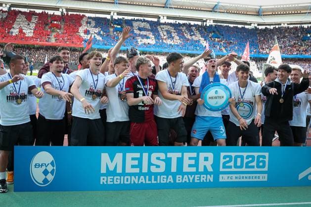 Die U23 des 1. FC Nuernberg wird fuer die Meisterschaft in der Regionalliga Bayern geehrt, Emotionen, Freude, 1. FC Nuernberg vs. FC Schalke 04, Fussball, Maenner, 2. Bundesliga, DFL, Saison 2025 2026, 33. Spieltag, Rueckrunde, 09.05.2026 DFB regulations prohibit any use of photographs as image sequences and or quasi-video Nuernberg Bayern Deutschland