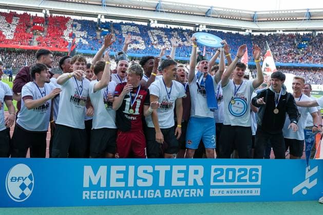 Die U23 des 1. FC Nuernberg wird fuer die Meisterschaft in der Regionalliga Bayern geehrt, Emotionen, Freude, 1. FC Nuernberg vs. FC Schalke 04, Fussball, Maenner, 2. Bundesliga, DFL, Saison 2025 2026, 33. Spieltag, Rueckrunde, 09.05.2026 DFB regulations prohibit any use of photographs as image sequences and or quasi-video Nuernberg Bayern Deutschland