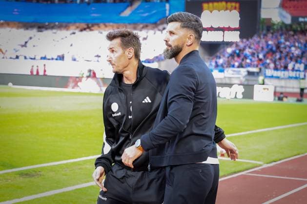 Cheftrainer Miron Muslic (FC Schalke 04) und Chef-Trainer Miroslave Klose (1. FC Nuernberg) begruessen sich, 1. FC Nuernberg vs. FC Schalke 04, Fussball, Maenner, 2. Bundesliga, DFL, Saison 2025 2026, 33. Spieltag, Rueckrunde, 09.05.2026 DFB regulations prohibit any use of photographs as image sequences and or quasi-video Nuernberg Bayern Deutschland