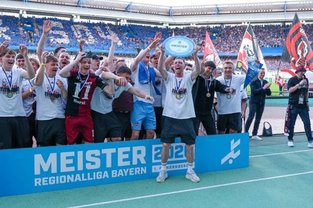 Die U23 des 1. FC Nuernberg wird fuer die Meisterschaft in der Regionalliga Bayern geehrt, Emotionen, Freude, 1. FC Nuernberg vs. FC Schalke 04, Fussball, Maenner, 2. Bundesliga, DFL, Saison 2025 2026, 33. Spieltag, Rueckrunde, 09.05.2026 DFB regulations prohibit any use of photographs as image sequences and or quasi-video Nuernberg Bayern Deutschland