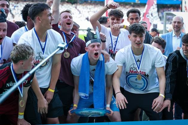 Die U23 des 1. FC Nuernberg wird fuer die Meisterschaft in der Regionalliga Bayern geehrt, Emotionen, Freude, 1. FC Nuernberg vs. FC Schalke 04, Fussball, Maenner, 2. Bundesliga, DFL, Saison 2025 2026, 33. Spieltag, Rueckrunde, 09.05.2026 DFB regulations prohibit any use of photographs as image sequences and or quasi-video Nuernberg Bayern Deutschland