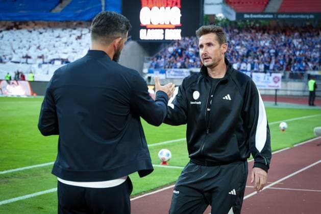 Cheftrainer Miron Muslic (FC Schalke 04) und Chef-Trainer Miroslave Klose (1. FC Nuernberg) begruessen sich, 1. FC Nuernberg vs. FC Schalke 04, Fussball, Maenner, 2. Bundesliga, DFL, Saison 2025 2026, 33. Spieltag, Rueckrunde, 09.05.2026 DFB regulations prohibit any use of photographs as image sequences and or quasi-video Nuernberg Bayern Deutschland