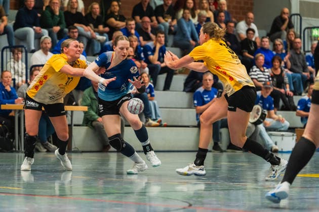 Lena Smolik (HC Roedertal, 27) im Zweikampf mit Lea Friderike Albers (Bergischer HC, 22) Bergischer HC vs. HC Roedertal, Handball, 2.Handball-Bundesliga, 27.Spieltag, Saison 2025 26, 09.05.2026, Bergischer HC vs. HC Roedertal, Handball, 2.HBL, 27.Spieltag, Saison 2025 26, 09.05.2026 Solingen Copyright: xEibner-Pressefoto LukasxBaldygax EP_LBA