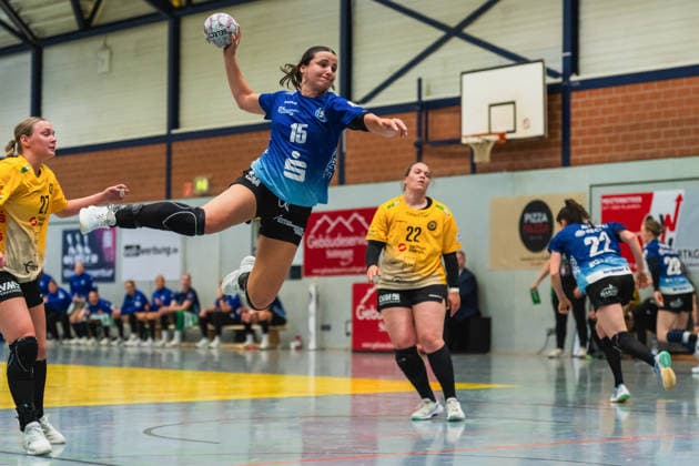 Lena Smolik (HC Roedertal, 27) schaut dem Sprungwurf von Norma Goldmann (Bergischer HC, 15) zu, Bo Dekker (HC Roedertal, 22) Bergischer HC vs. HC Roedertal, Handball, 2.Handball-Bundesliga, 27.Spieltag, Saison 2025 26, 09.05.2026, Bergischer HC vs. HC Roedertal, Handball, 2.HBL, 27.Spieltag, Saison 2025 26, 09.05.2026 Solingen Copyright: xEibner-Pressefoto LukasxBaldygax EP_LBA
