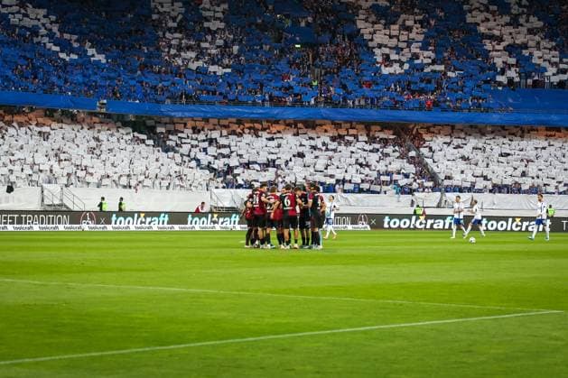 Die Nuernberger Mannschaft mit Mannschaftskreis vor der beeindruckenden Choreo Choreografie Choreography, 1. FC Nuernberg vs. FC Schalke 04, Fussball, Maenner, 2. Bundesliga, DFL, Saison 2025 2026, 33. Spieltag, Rueckrunde, 09.05.2026 DFB regulations prohibit any use of photographs as image sequences and or quasi-video Nuernberg Bayern Deutschland