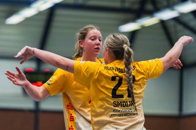 Rozemarijn Irma Genevieve Alderden (HC Roedertal, 30) und Lena Smolik (HC Roedertal, 27) klatschen ab nach einem Tor Bergischer HC vs. HC Roedertal, Handball, 2.Handball-Bundesliga, 27.Spieltag, Saison 2025 26, 09.05.2026, Bergischer HC vs. HC Roedertal, Handball, 2.HBL, 27.Spieltag, Saison 2025 26, 09.05.2026 Solingen Copyright: xEibner-Pressefoto LukasxBaldygax EP_LBA