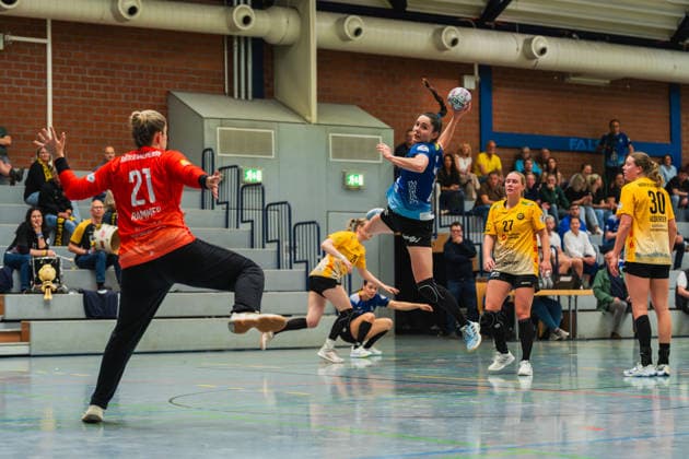 Ann Rammer (HC Roedertal, 21) versucht den Wurf von Lea Friderike Albers (Bergischer HC, 22) zu halten Bergischer HC vs. HC Roedertal, Handball, 2.Handball-Bundesliga, 27.Spieltag, Saison 2025 26, 09.05.2026, Bergischer HC vs. HC Roedertal, Handball, 2.HBL, 27.Spieltag, Saison 2025 26, 09.05.2026 Solingen Copyright: xEibner-Pressefoto LukasxBaldygax EP_LBA