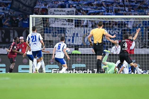 09.05.2026, Fussball, 2. Bundesliga, Saison 2025 2026, 32. Spieltag, 1.FC Nürnberg - FC Schalke 04, Fabio Gruber ( 1.FC Nürnberg ) erzielt das Tor zum 1:0, Ron Schallenberg (FC Schalke 04) (l) xRHR-FOTO YYx
