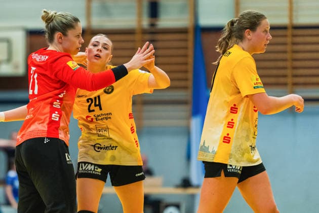 Ann Rammer (HC Roedertal, 21) und Zoe Davenport (HC Roedertal, 24) klatschen ab Bergischer HC vs. HC Roedertal, Handball, 2.Handball-Bundesliga, 27.Spieltag, Saison 2025 26, 09.05.2026, Bergischer HC vs. HC Roedertal, Handball, 2.HBL, 27.Spieltag, Saison 2025 26, 09.05.2026 Solingen Copyright: xEibner-Pressefoto LukasxBaldygax EP_LBA