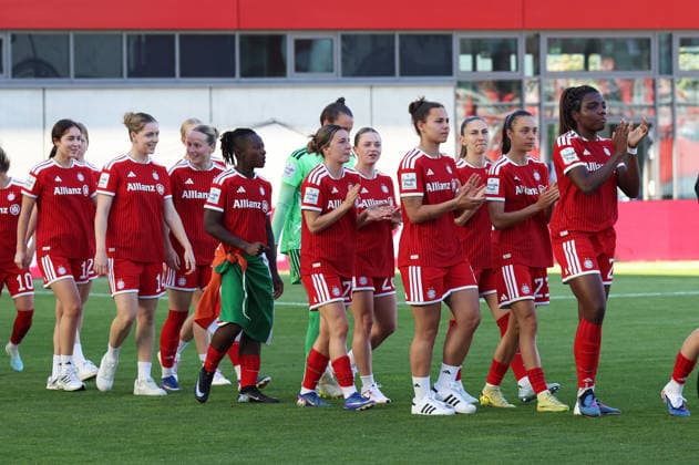Fussball, Frauen, Google Pixel Frauen Bundesliga, 25.Spieltag, Saison 2025 2026, FC Bayern München - Eintracht Frankfurt, Campus Die Meisterfeier nach dem Spiel, hier die Mannschaft des FC Bayern München Frauen, hier auf dem Weg zur Siegerehrung
