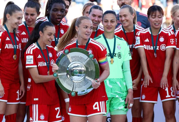 Fussball, Frauen, Google Pixel Frauen Bundesliga, 25.Spieltag, Saison 2025 2026, FC Bayern München - Eintracht Frankfurt, Campus Die Meisterfeier nach dem Spiel, hier die Mannschaft des FC Bayern München Frauen, hier Glodis Perla Viggosdottir (FC Bayern München) jubelnd mit der Meisterschale