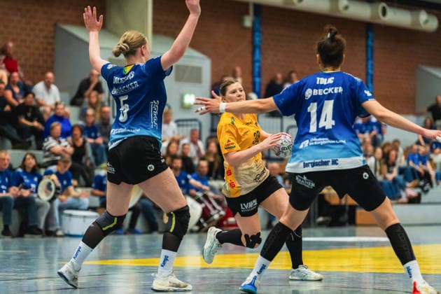 Anna Frankova (HC Roedertal, 38) laeuft die Abwehr von Ruby Vaessens (Bergischer HC, 05) und Vesna Tolic (Bergischer HC, 14) an Bergischer HC vs. HC Roedertal, Handball, 2.Handball-Bundesliga, 27.Spieltag, Saison 2025 26, 09.05.2026, Bergischer HC vs. HC Roedertal, Handball, 2.HBL, 27.Spieltag, Saison 2025 26, 09.05.2026 Solingen Copyright: xEibner-Pressefoto LukasxBaldygax EP_LBA