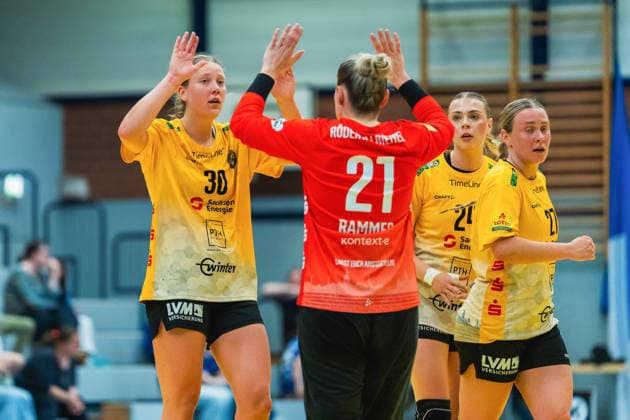 Rozemarijn Irma Genevieve Alderden (HC Roedertal, 30) und Ann Rammer (HC Roedertal, 21) klatschen ab, Zoe Davenport (HC Roedertal, 24) , Lena Smolik (HC Roedertal, 27) Bergischer HC vs. HC Roedertal, Handball, 2.Handball-Bundesliga, 27.Spieltag, Saison 2025 26, 09.05.2026, Bergischer HC vs. HC Roedertal, Handball, 2.HBL, 27.Spieltag, Saison 2025 26, 09.05.2026 Solingen Copyright: xEibner-Pressefoto LukasxBaldygax EP_LBA