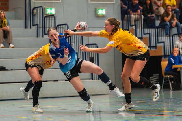 Pia Terfloth (Bergischer HC, 20) im Zweikampf mit Rozemarijn Irma Genevieve Alderden (HC Roedertal, 30) Bergischer HC vs. HC Roedertal, Handball, 2.Handball-Bundesliga, 27.Spieltag, Saison 2025 26, 09.05.2026, Bergischer HC vs. HC Roedertal, Handball, 2.HBL, 27.Spieltag, Saison 2025 26, 09.05.2026 Solingen Copyright: xEibner-Pressefoto LukasxBaldygax EP_LBA