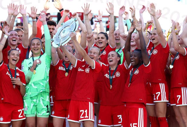 Fussball, Frauen, Google Pixel Frauen Bundesliga, 25.Spieltag, Saison 2025 2026, FC Bayern München - Eintracht Frankfurt, Campus Die Meisterfeier nach dem Spiel, hier die Mannschaft des FC Bayern München Frauen, hier jubelnd mit der Meisterschale auf dem Podest, die Schale bei Pernille Harder (FC Bayern München)