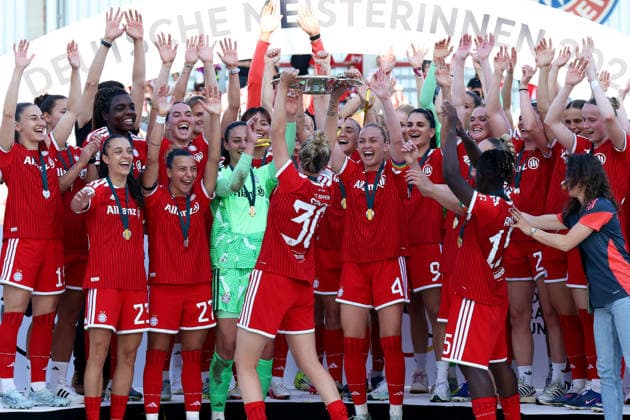 Fussball, Frauen, Google Pixel Frauen Bundesliga, 25.Spieltag, Saison 2025 2026, FC Bayern München - Eintracht Frankfurt, Campus Die Meisterfeier nach dem Spiel, hier die Mannschaft des FC Bayern München Frauen, hier jubelnd mit der Meisterschale auf dem Podest, die Schale bie Carolin Simon (FC Bayern München)